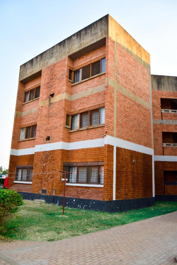 Spacious Zamtel Flat ルサカ エクステリア 写真